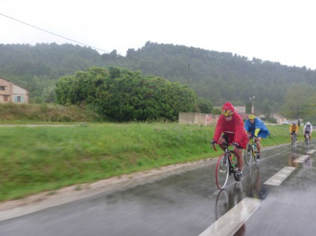 parti de vaison la romain sous la pluie pour le ventoux